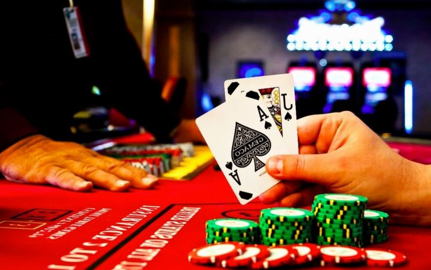 Blackjack-pöytä casino-teemassa juhlassa