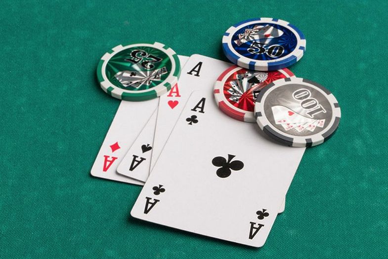 Pokeri-pöytä casino-teemassa juhlassa